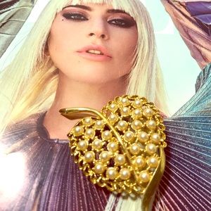 Large Vintage Pearl gold tone brooch fab condition